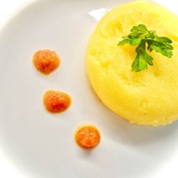 Polenta mit sizilianischen Kirschbüscheln