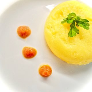 Polenta con mechones de cerezas sicilianas