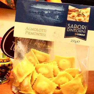 Agnolotti Piemontesi Conad, ein typisches Produkt der gastronomischen Tradition des Piemont (Italien), mit antiken und bescheidenen Ursprüngen. Mit quadratischer Form und einer Füllung aus Bratenfleisch.