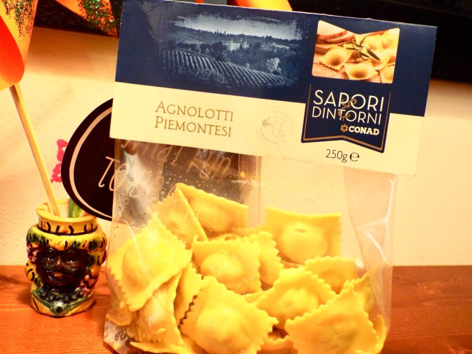 Agnolotti Piemontesi Conad, типичный продукт гастрономической традиции Пьемонта (Италия) древнего и скромного происхождения. Квадратной формы с начинкой из жареного мяса.