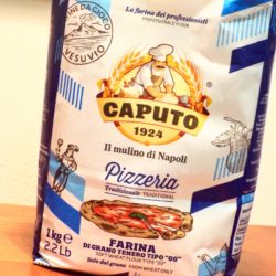 La farine pour pizzeria est née du Mulino Caputo à Naples, idéale pour la pizza napolitaine classique.