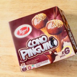 Cornet Sigel Pinguino, cornet de glace aux noisettes, recouvert de cacao et de noisettes hachées.