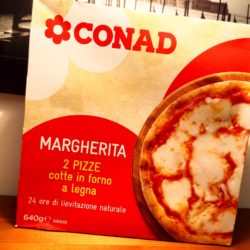 Pizza Margherita Conad, im Holzofen gebacken. Tiefgefroren