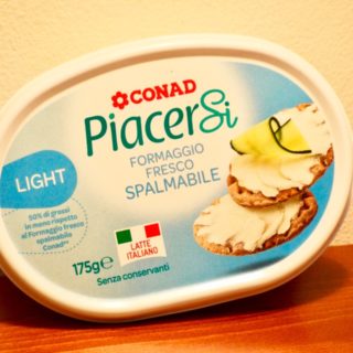 Queso fresco para untar Piacersi Conad, leche italiana, sin conservantes, línea light.