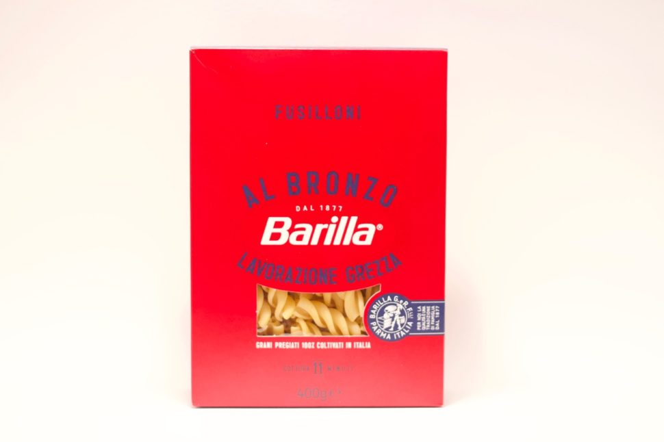 Barilla Pasta Fusilloni transformation brute, look renouvelé, dans un rouge vibrant décoré d'illustrations élégantes.