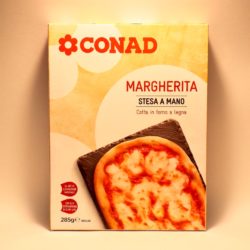 Conad Pizza Margherita desplegada a mano