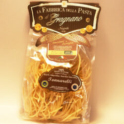 Tonnarelli La Fabbrica della Pasta Gragnano utiliza sémola italiana de primera extracción, combinada con agua de un manantial centenario en Gragnano, extrayendo bronce.