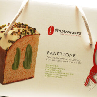 Panettone Gastronauta au chocolat blanc et pistaches hachées, qui contient une garniture à la crème à la Pistache Verte de Bronte DOP.