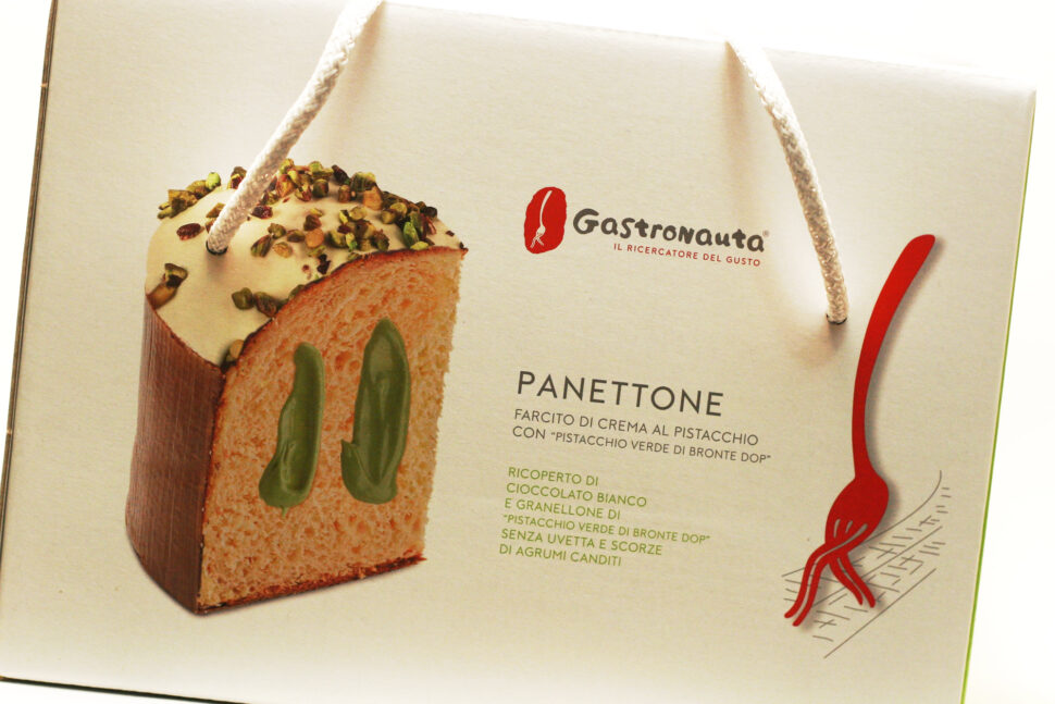 Panettone Gastronauta con chocolate blanco y pistachos picados, que contiene un relleno de crema con Pistacho Verde di Bronte DOP.