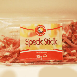 „Speck“ ist eine Art geräucherte und gepökelte Salami, die aus der Region Südtirol in Norditalien stammt.