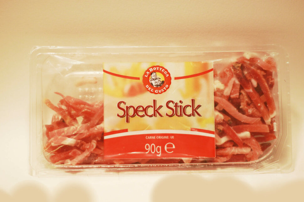 „Speck“ ist eine Art geräucherte und gepökelte Salami, die aus der Region Südtirol in Norditalien stammt.